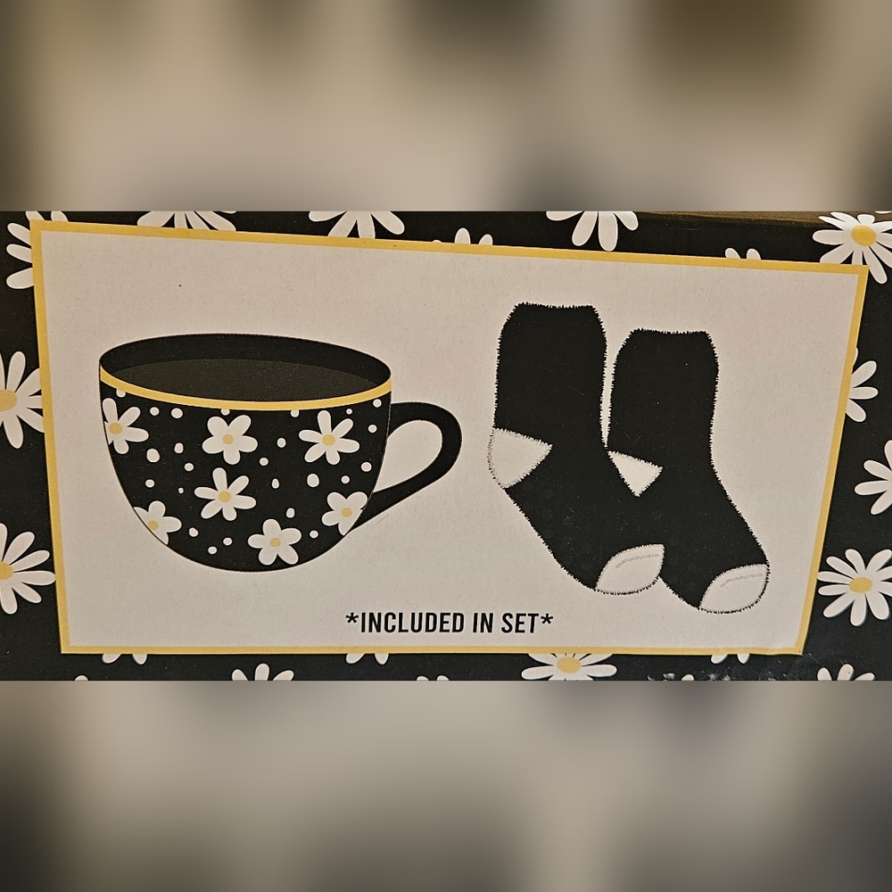 MUG & FUZZY SOCKS GIFT SET - Picture 5 of 8